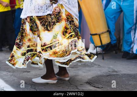 Cachoeira, Bahia, Brasilien - 15. August 2015: In der Stadt Cachoeira, Bahia, tanzt ein kleiner Teil der Menschen Samba. Stockfoto