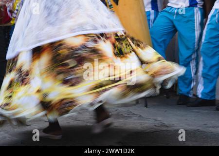 Cachoeira, Bahia, Brasilien - 15. August 2015: In der Stadt Cachoeira, Bahia, tanzt ein kleiner Teil der Menschen Samba. Stockfoto