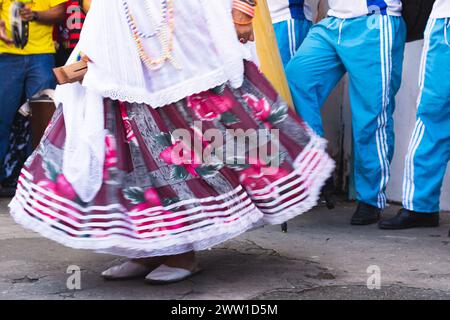 Cachoeira, Bahia, Brasilien - 15. August 2015: In der Stadt Cachoeira, Bahia, tanzt ein kleiner Teil der Menschen Samba. Stockfoto