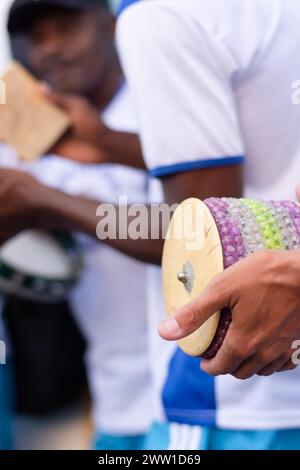 Cachoeira, Bahia, Brasilien - 15. August 2015: Mitglieder von Candomble werden während eines Samba-Kreises in Cachoeir Schlaginstrumente spielen Stockfoto