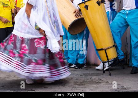 Cachoeira, Bahia, Brasilien - 15. August 2015: In der Stadt Cachoeira, Bahia, tanzt ein kleiner Teil der Menschen Samba. Stockfoto