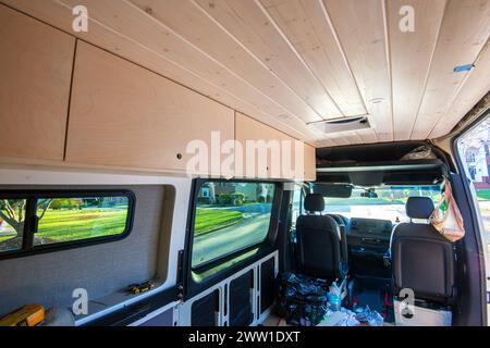 Federbein und Nut 1x6 und diy Oberschränke für den Umbau von Mercedes Benz Sprinter-Transportern in ein mobiles Zuhause. Cary, North Carolina, Stockfoto