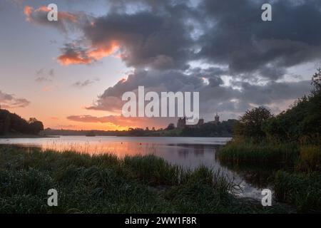 Altes schottisches Schloss am See bei Sonnenuntergang. Linlithgow Palace, Schottland Stockfoto