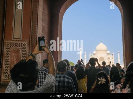 Touristen, die Fotos mit ihren Handys am Taj Mahal vom Haupteingang in Agra machen Stockfoto