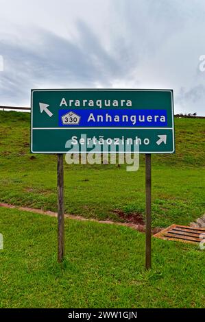 Wegschild für Wanderwege, das die Straße und die nahe gelegenen Städte anzeigt Stockfoto