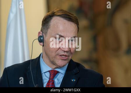 Prag, Tschechische Republik. März 2024. Der polnische Außenminister Radoslaw Sikorski spricht während einer gemeinsamen Pressekonferenz in Prag vor den Medien. Der polnische Außenminister Radoslaw Sikorski besuchte die Tschechische Republik und traf sich einen Tag vor dem Treffen der Außenminister der Visegrad-Gruppe (V4) in Prag mit dem tschechischen Außenminister Jan Lipavsky zusammen. (Foto: Tomas Tkacik/SOPA Images/SIPA USA) Credit: SIPA USA/Alamy Live News Stockfoto