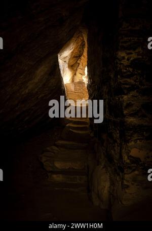 Das Sonnenlicht scheint durch den Eingang tief im Balcony House in Mesa Verde Stockfoto