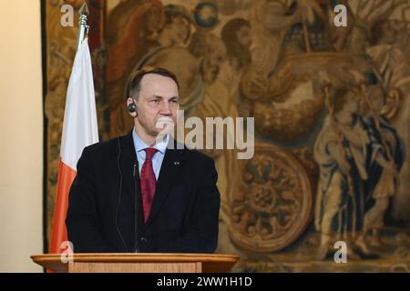 Prag, Tschechische Republik. März 2024. Der polnische Außenminister Radoslaw Sikorski wurde während einer gemeinsamen Pressekonferenz in Prag gesehen. Der polnische Außenminister Radoslaw Sikorski besuchte die Tschechische Republik und traf sich einen Tag vor dem Treffen der Außenminister der Visegrad-Gruppe (V4) in Prag mit dem tschechischen Außenminister Jan Lipavsky zusammen. (Foto: Tomas Tkacik/SOPA Images/SIPA USA) Credit: SIPA USA/Alamy Live News Stockfoto