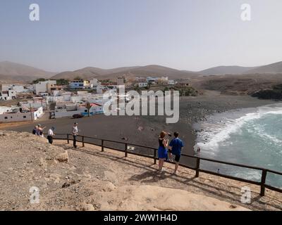 Der Weg und die atemberaubende Landschaft zu den Höhlen von Ajuy mit Blick auf das Dorf Ajuy, Playa de Ajuí, Pajara, die Westküste von Fuerteventura, die Kanarischen Inseln, Spanien Stockfoto