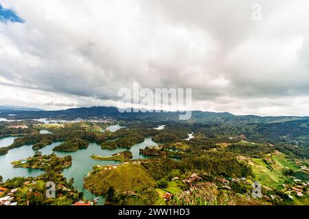 Panoramablick auf den Guatape-Peñol-Stausee in Antioquia, Kolumbien Stockfoto