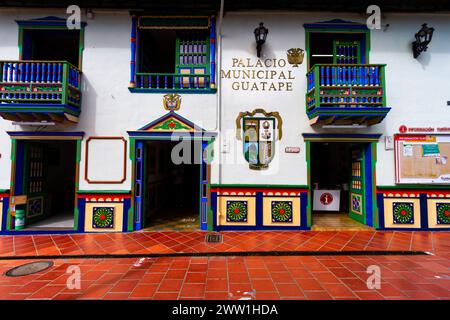 Guatape, Kolumbien - 16. Januar 2023: Bunte Fassade des Stadtpalastes von Guatape Stockfoto