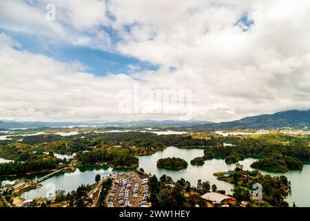 Panoramablick auf den Stausee Peñon-Guatape mit Parkplatz im Vordergrund in Antioquia, Kolumbien Stockfoto