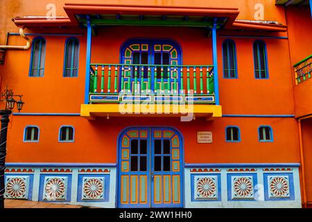 Guatape, Kolumbien - 16. Januar 2023: Solofassade des Presbyter Luis Marcial Gomez Parish Theater Stockfoto