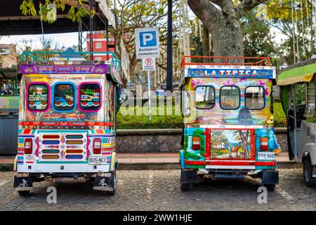 Guatape, Kolumbien - 16. Januar 2023: Zwei traditionell bemalte Motorradtaxis stehen im zentralen Park der Stadt Stockfoto