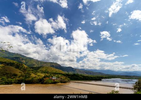 Westliche Hängebrücke über den Cauca River in Santa Fe de Antioquia, Kolumbien Stockfoto