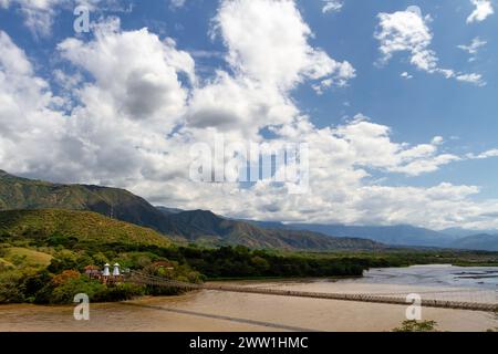 Westliche Hängebrücke über den Cauca River in Santa Fe de Antioquia, Kolumbien Stockfoto