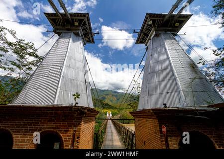 Westliche Hängebrücke über den Cauca River in Santa Fe de Antioquia, Kolumbien Stockfoto