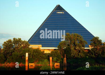 Die Memphis Pyramid, einst eine Sportarena, heute ein Bass Pro Shop Shop Stockfoto