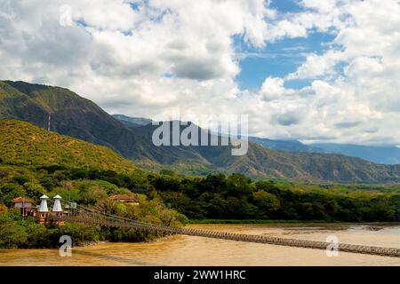 Westliche Hängebrücke über den Cauca River in Santa Fe de Antioquia, Kolumbien Stockfoto