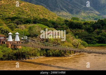 Westliche Hängebrücke über den Cauca River in Santa Fe de Antioquia, Kolumbien Stockfoto