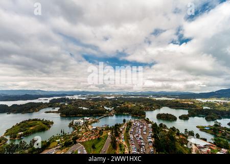 Panoramablick auf den Stausee Peñon-Guatape mit Parkplatz im Vordergrund in Antioquia, Kolumbien Stockfoto