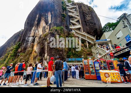 Guatape, Kolumbien - 16. Januar 2023: Touristen stehen an, um den Felsen von Guatape zu erklimmen Stockfoto