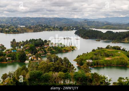 Panoramablick auf den Guatape-Peñol-Stausee in Antioquia, Kolumbien Stockfoto