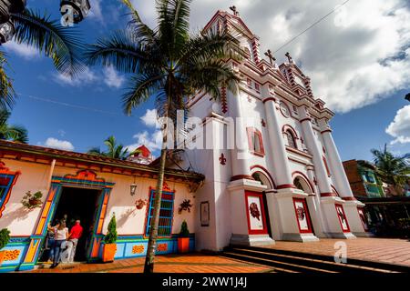 Guatape, Kolumbien - 16. Januar 2023: Fassade der Kathedrale Stockfoto