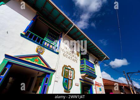 Guatape, Kolumbien - 16. Januar 2023: Bunte Fassade des Stadtpalastes von Guatape Stockfoto