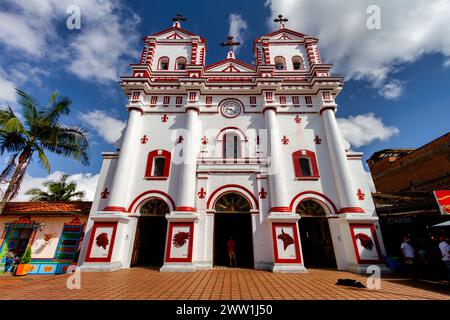 Guatape, Kolumbien - 16. Januar 2023: Fassade der Kathedrale Stockfoto