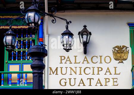 Guatape, Kolumbien - 16. Januar 2023: Nahaufnahme der Inschrift Palacio Municipal de Guatape an der Fassade des Regierungsgebäudes Stockfoto