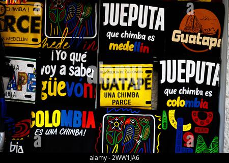 Guatape, Kolumbien - 16. Januar 2023: T-Shirts mit verschiedenen Inschriften auf Spanisch hängen in einem Souvenirladen in der Stadt Stockfoto