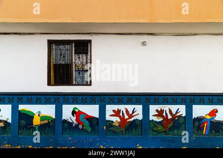 Farbenfrohe Fassade eines typischen Hauses in Guatape, Kolumbien Stockfoto