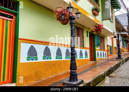 Fassaden traditioneller farbenfroher Häuser mit Blumen in Guatape, Kolumbien Stockfoto