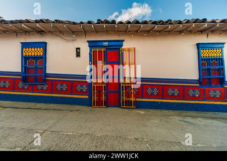 Farbenfrohe Fassade eines typischen Hauses in Guatape, Kolumbien Stockfoto