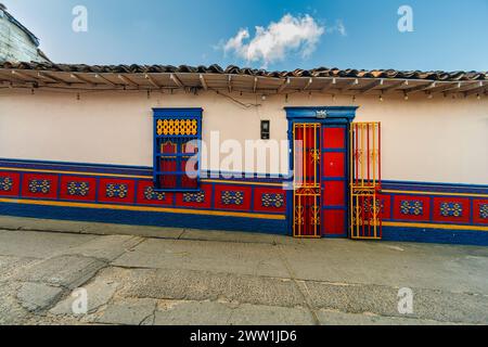 Farbenfrohe Fassade eines typischen Hauses in Guatape, Kolumbien Stockfoto