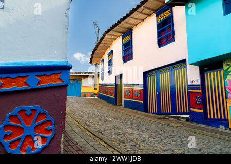 Kopfsteinpflasterstraße mit typischen bunten Häusern in Guatape, Kolumbien Stockfoto
