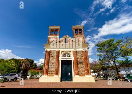 Santa Fe de Antioquia, Kolumbien - 15. Januar 2023: Fassade der Kirche unserer Lieben Frau von Chiquinquira Stockfoto