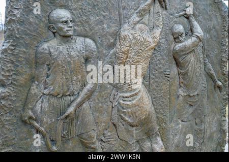 Die Geißel an der Säule – zweites trauriges Geheimnis. Eine Reliefskulptur auf dem Berg Podbrdo (der Hügel der Erscheinungen) in Medjugorje. Stockfoto