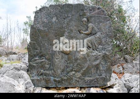 Die Qual Jesu im Garten – das erste schmerzhafte Geheimnis des Rosenkranzes. Eine Reliefskulptur auf dem Berg Podbrdo (der Hügel der Erscheinungen) in Medjugorje. Stockfoto
