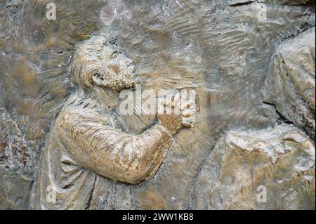 Die Qual Jesu im Garten – das erste schmerzhafte Geheimnis des Rosenkranzes. Eine Reliefskulptur auf dem Berg Podbrdo (der Hügel der Erscheinungen) in Medjugorje. Stockfoto