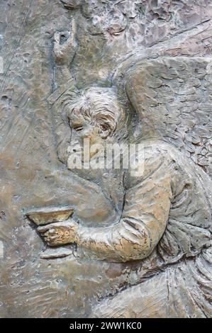 Die Qual Jesu im Garten – das erste schmerzhafte Geheimnis des Rosenkranzes. Eine Reliefskulptur auf dem Berg Podbrdo (der Hügel der Erscheinungen) in Medjugorje. Stockfoto