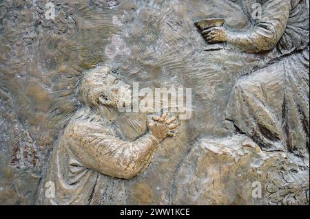 Die Qual Jesu im Garten – das erste schmerzhafte Geheimnis des Rosenkranzes. Eine Reliefskulptur auf dem Berg Podbrdo (der Hügel der Erscheinungen) in Medjugorje. Stockfoto