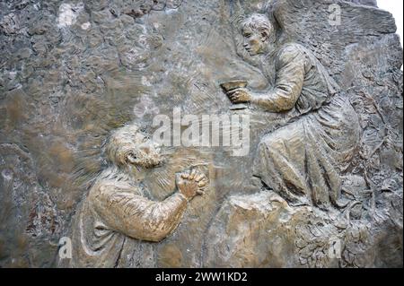 Die Qual Jesu im Garten – das erste schmerzhafte Geheimnis des Rosenkranzes. Eine Reliefskulptur auf dem Berg Podbrdo (der Hügel der Erscheinungen) in Medjugorje. Stockfoto