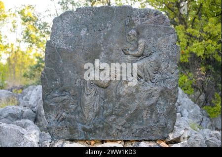 Die Qual Jesu im Garten – das erste schmerzhafte Geheimnis des Rosenkranzes. Eine Reliefskulptur auf dem Berg Podbrdo (der Hügel der Erscheinungen) in Medjugorje. Stockfoto