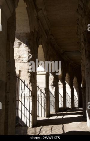 Die inneren Arkaden des Arles Amphitheater - Arènes d'Arles - ein römisches Amphitheater in Arles Frankreich Stockfoto