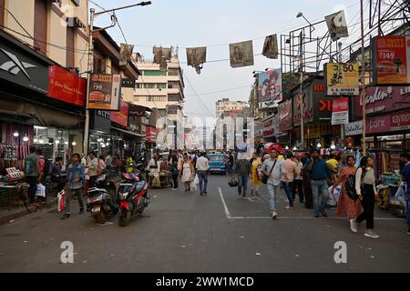 Am frühen Abend entlang des belebten Nachtbazars Lindsay Street, neben dem historischen New Market Shopping Complex, Kalkutta, Westbengalen, Indien Stockfoto