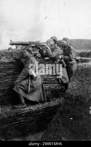 Inszeniertes Propagandistenfoto aus den 1950er oder 1960er Jahren, das Soldaten der tschechoslowakischen Armee zeigt, die die Maxim-Kanone (eine leistungsstarke, wassergekühlte Art von Maschinengewehr) bedienen. Stockfoto