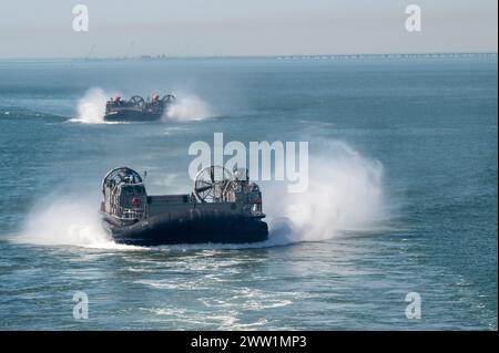 240314-N-UF626-1604, ATLANTISCHER OZEAN – zwei Landungsboote der US Navy, Luftkissen nähern sich dem Brunnendeck des Amphibientransportdocks der San Antonio-Klasse USS New York (LPD-21), 14. März 2024. New York führte Routineoperationen im Bereich der 2. Flotte durch. (Foto der US Navy von Mass Communication Specialist 2nd Class Jesse Turner) Stockfoto