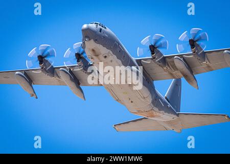 Ein MC-130J Commando II-Flugzeug der US Air Force, das der 193rd Special Operations Squadron aus der Harrisburg Air National Guard Base, Pennsylvania, zugewiesen ist, fliegt während des Advanced Tactics Aircrew Courses am 13. März 2024 über Fort Huachuca, Arizona. Seit 1983 befindet sich das Advanced Airlift Tactics Training Center in St. Joseph, Missouri, hat für Mobilitätsflugzeuge von der Air National Guard, dem Air Force Reserve Command, dem Air Mobility Command, dem Air Combat Command, dem Air Force Special Operations Command, dem United States Marine Corps und 16 alliierten Nationen ein fortgeschrittenes taktisches Training angeboten. (U.S. Air Nati Stockfoto